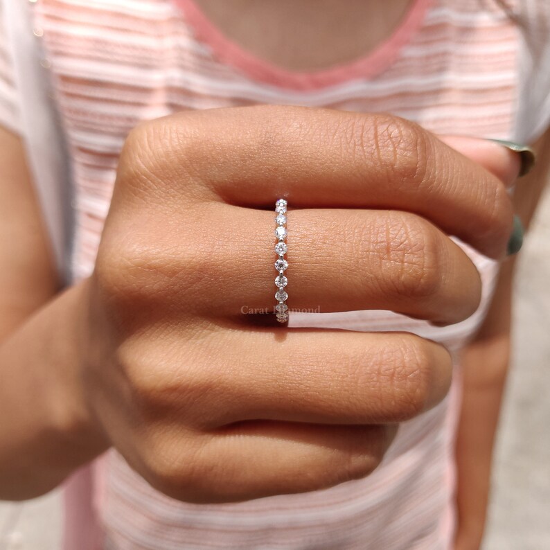 K&ouml;nnte beinhalten: Ein d&uuml;nner Silberring mit einer Reihe kleiner, runder Diamanten, die in Pav&eacute;-Fassung gefasst sind.