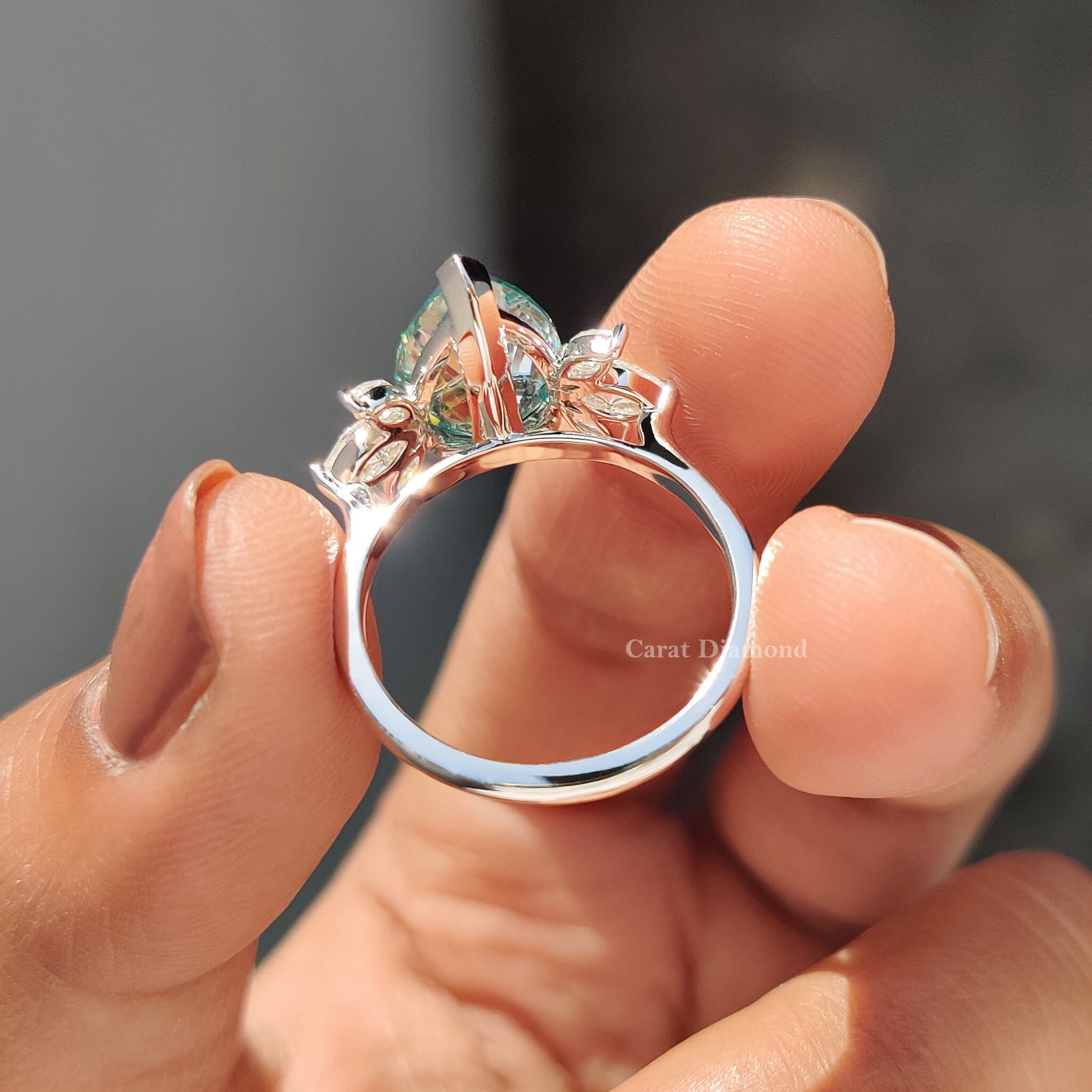 Anello Fidanzamento Moissanite Blu Verde 2 Ct &ndash; Taglio Pera Con Halo &ndash; Argento 925