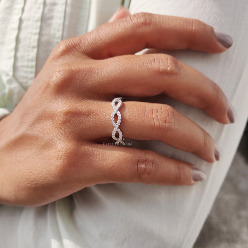 round cut moissanite band