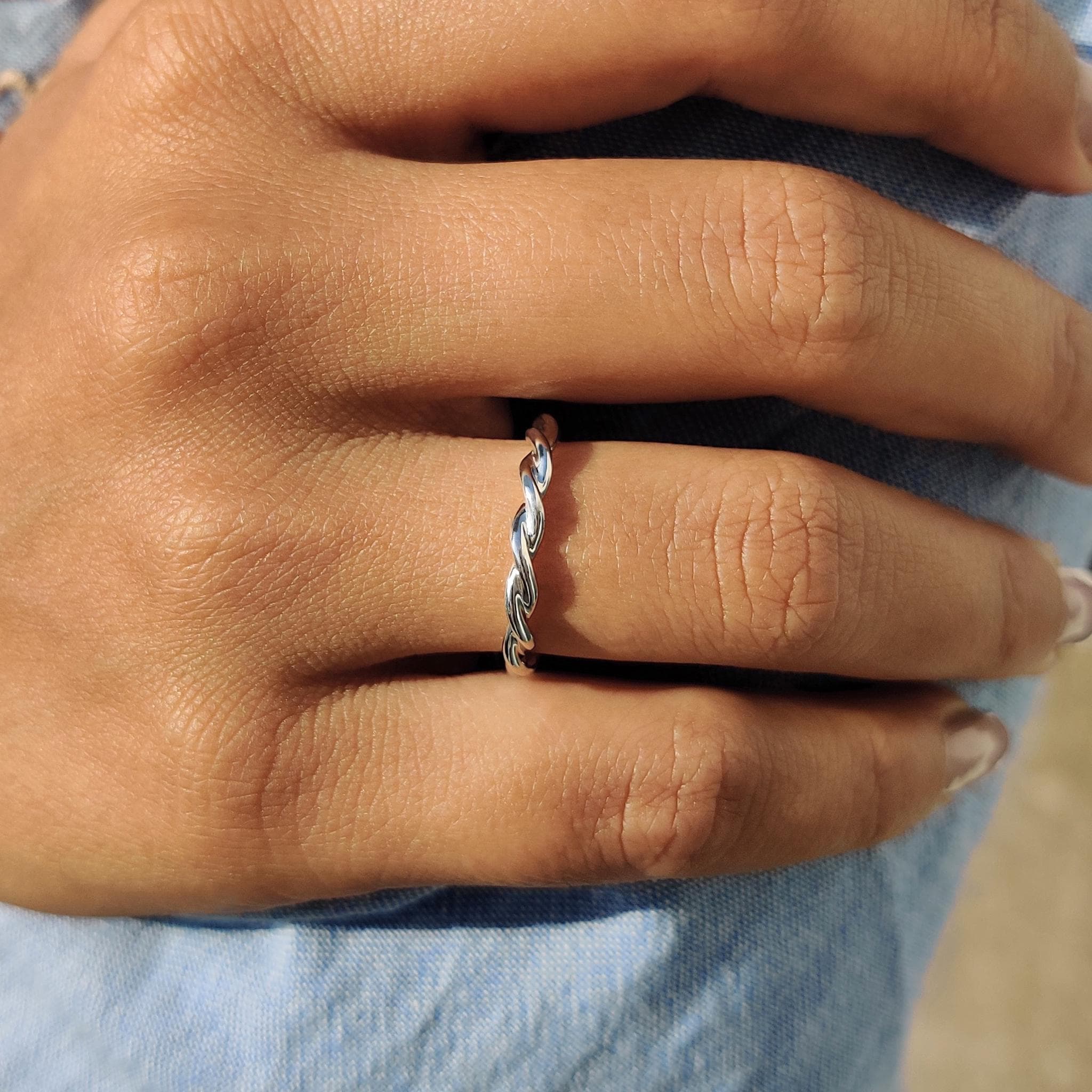 ホワイトゴールドツイスト結婚指輪：コンフォートフィットスタッキング