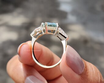 シアンブルー モアッサナイト エンゲージリング：カイトカット