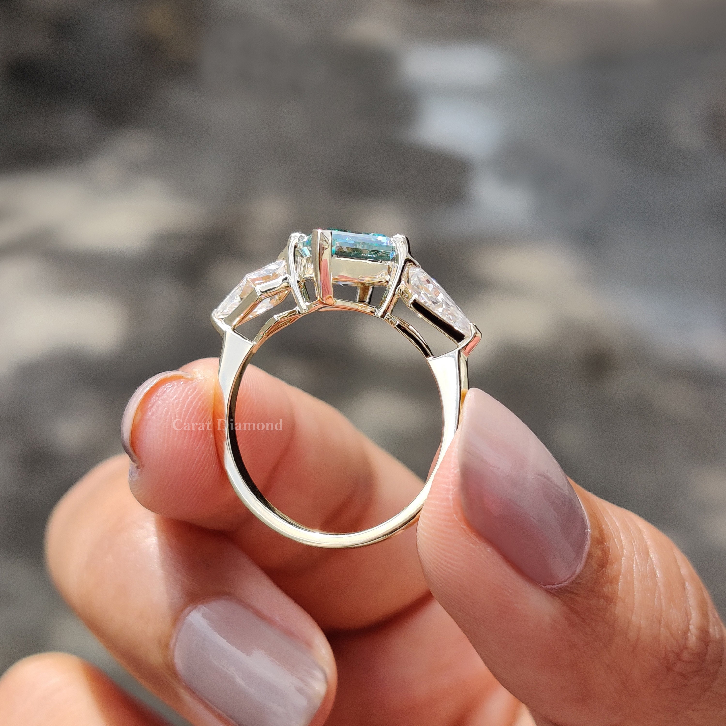 シアンブルー モアッサナイト エンゲージリング：カイトカット