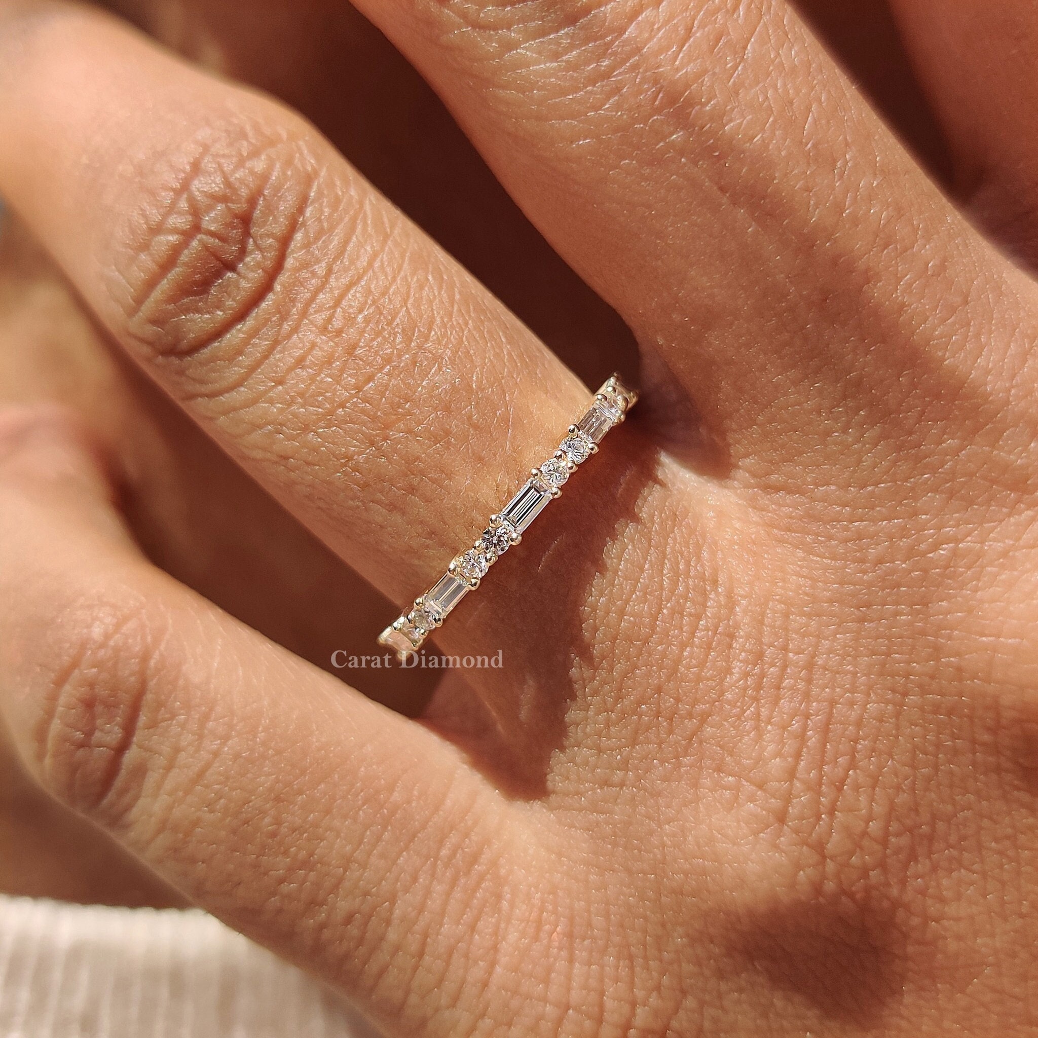 バゲットカットのハーフエタニティ結婚指輪 - 女性用ラウンド型ラボ 