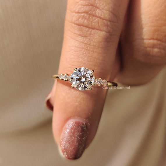 ラボグロウンダイヤモンドの婚約指輪：7ストーンイエローゴールドの