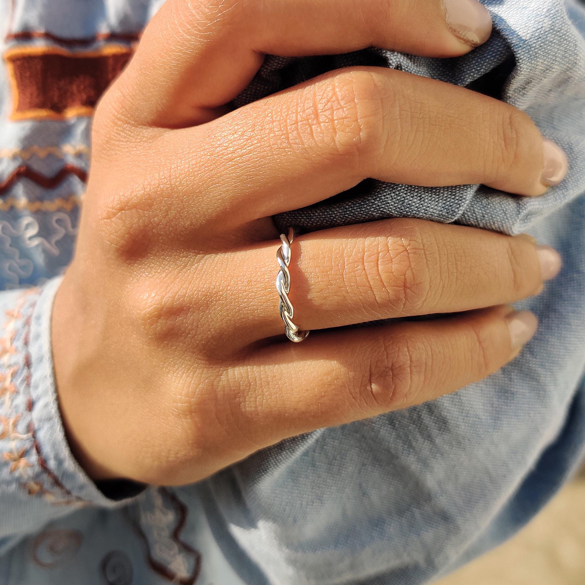 ホワイトゴールドツイスト結婚指輪：コンフォートフィットスタッキング