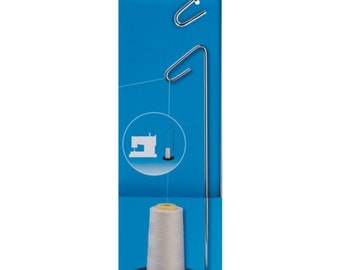Può includere: Un supporto per filo color argento con base nera sostiene una grande bobina di filo bianco. Il supporto ha una parte superiore curva e un gancio per guidare il filo. La confezione è blu e presenta una grafica di macchina da cucire.