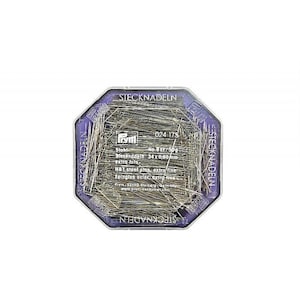 Puede incluir: Un recipiente de plástico transparente lleno de alfileres de coser plateados. El recipiente es octogonal y tiene el texto "STECKNADELN" impreso en los lados. La etiqueta en el recipiente dice "Prym 024 175 No. 8 EF/50g Stecknadeln 34 x 0,60mm extra fein H&T steel plus, extra fine Epingles acier, extra fine Prym 42220 the-bag.com www.prym-consumer.com"