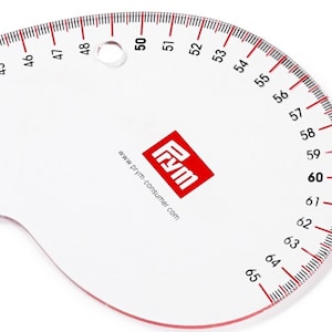 Op de afbeelding: Een doorzichtige, gebogen plastic naailiniaal met zwarte cijfermarkeringen van 45 tot 65, rode streepjes en een rond gat. Het Prym-logo is in het rood gedrukt met het websiteadres www.prym-consumer.com in zwarte tekst op het oppervlak.