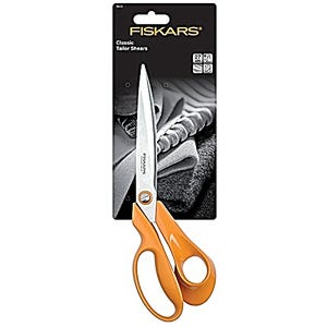 Pode incluir: Tesoura de alfaiate clássica Fiskars, com cabos laranja, com 27 cm de comprimento, em um cartão de produto preto e branco. A tesoura tem lâminas prateadas e um ponto de articulação redondo. O cartão do produto mostra o logotipo da Fiskars.