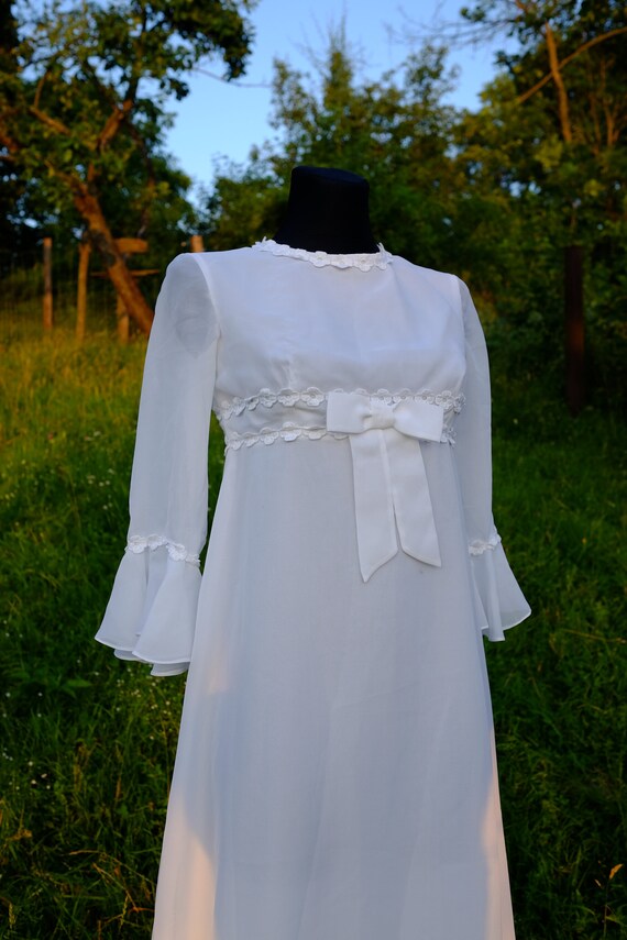 Vintage Minimalist Wedding Dress - image 3