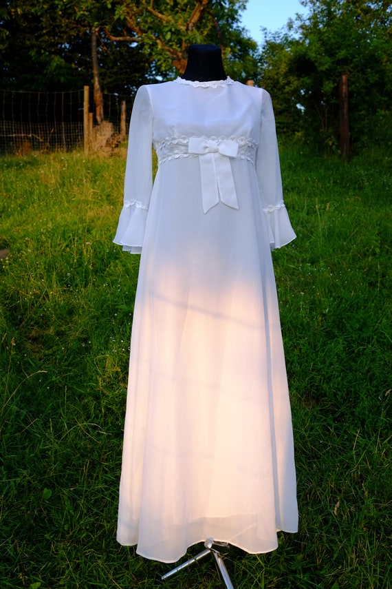 Vintage Minimalist Wedding Dress - image 4