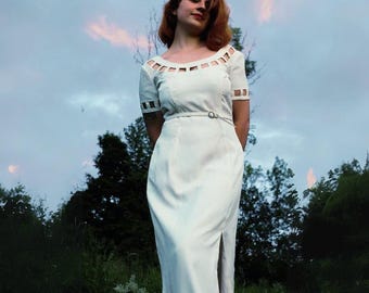 Minimalistyczna suknia ślubna w stylu vintage, dekolt z wycięciem, kolor kości słoniowej, rozmiar M-L