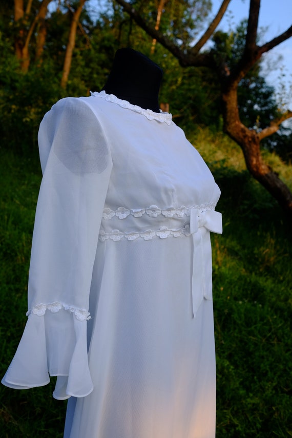 Vintage Minimalist Wedding Dress - image 2