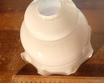 Abajur vintage de vidro branco com babados: detalhe retrô em listras douradas