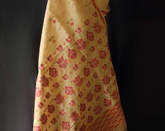 Sari in seta Muga con motivi in seta Eri tinta in modo naturale provenienti da Assam, India