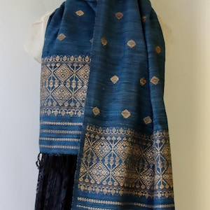 Écharpe/étole tissée à la main en soie Eri teint à l'indigo naturel, originaire d'Assam, en Inde