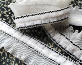 Vintage 1.9 m lace ribbon 60s lace bristles, lace fabric meterware, tessuto pizzo DDR Manufacture
