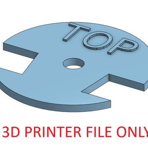 Peut inclure: Un disque bleu clair imprimé en 3D avec le mot "TOP" en relief sur sa surface. Le disque a une forme circulaire avec un trou central et deux sections découpées. Le texte "3D PRINTER FILE ONLY" est imprimé en rouge en dessous.