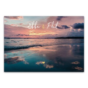 Könnte beinhalten: Ein malerischer Sonnenuntergang über einem ruhigen Meer mit einer Spiegelung des Himmels im Wasser. Der Text "Ebbe & Flut" ist in weißer Schrift über dem Bild geschrieben. Ein kleines gelbes Herz befindet sich in der Mitte des Bildes.