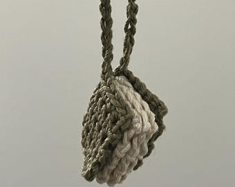 Dije o marcapáginas de libro de crochet