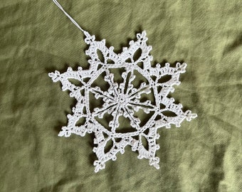Adorno de copo de nieve de ganchillo hecho a mano