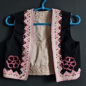 Vintage bestickte Kinderweste, Handarbeit 1980s, Matinee Kostüm, Paillettenweste