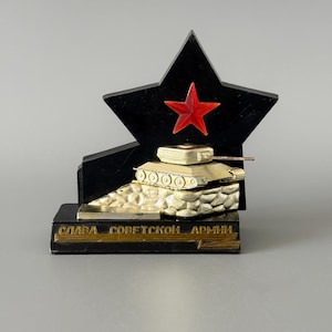 Vintage Soviet Army Tank Souvenir – 1970s USSR Military Desk Decoration – “Glory to the Soviet Army”