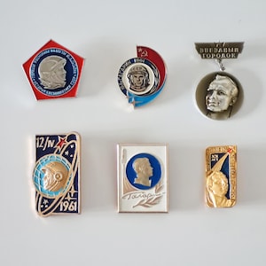 Broches de Yuri Gagarin, primeiro cosmonauta da URSS, itens colecionáveis vintage do programa espacial russo.