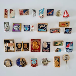 Può includere: Una tazza di ceramica bianca con manico nero e la scritta "But First, Coffee" in stile scritto a mano. La tazza è su una superficie bianca. Adatta per bevande calde.