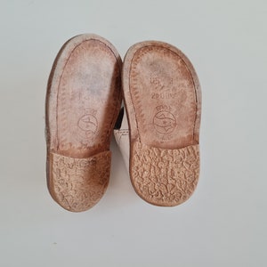 Vintage lederne Babyschuhe, weiße Sandalen, UdSSR, winzige Füße, Sowjetunion, Fotodekor, Vintage Sandalen Bild 6