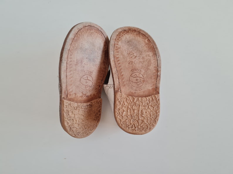 Vintage lederne Babyschuhe, weiße Sandalen, UdSSR, winzige Füße, Sowjetunion, Fotodekor, Vintage Sandalen Bild 6