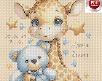 Puede incluir: Un patrón de punto de cruz con una linda jirafa sosteniendo un oso de peluche azul. La jirafa tiene grandes ojos azules y una dulce sonrisa. El patrón incluye la fecha 06 08 24 y el nombre Andrew Stewart.