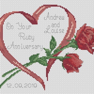 Könnte beinhalten: Kreuzstich-Stickerei mit einem roten Band in Herzform mit dem Text "On Your Ruby Anniversary" und "Andrew and Louise" im Herzen. Das Band ist mit einem roten Rosenstängel mit zwei roten Rosen verwoben. Das Datum "12.09.2019" ist unter dem Herzen gestickt.