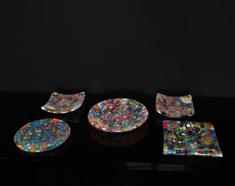 Murano ""Millefiori"" dekorative Glastellerchen und andere mit farbigen Mosaiken auf Silber- oder Goldblättern."