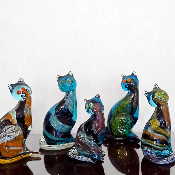 Chats. Sculptures en verre originales (taille moyenne) faites à la main sur l’île de Murano avec le verre coloré le plus immergé et les yeux Millefiori.