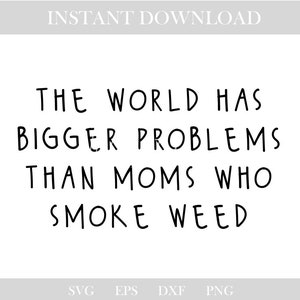 Puede incluir: Impresión digital con el texto "THE WORLD HAS BIGGER PROBLEMS THAN MOMS WHO SMOKE WEED" en negro, con una fuente de estilo manuscrito. Las palabras están centradas sobre un fondo blanco, con "INSTANT DOWNLOAD" en la parte superior.