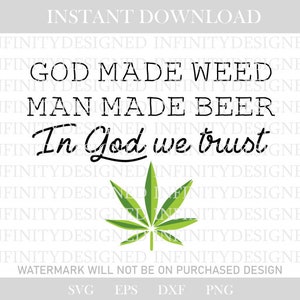 Op de afbeelding: Een digitaal ontwerp met de tekst "GOD MADE WEED MAN MADE BEER In God we trust" in het zwart. Onder de tekst staat een groen cannabisblad. De woorden "INSTANT DOWNLOAD" staan bovenaan.