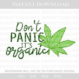 Op de afbeelding: Een digitaal ontwerp met de tekst "Don't Panic, It's Organic" in donkergroene letters en blokletters, vergezeld van een groene cannabisblad illustratie. Het ontwerp heeft een witte achtergrond.