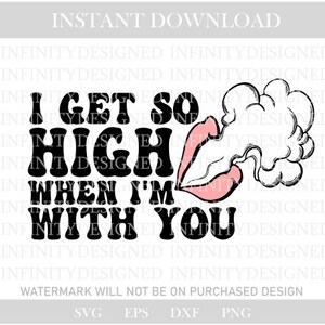Puede incluir: Diseño digital con el texto "I GET SO HIGH WHEN I'M WITH YOU" en negrita negra. El diseño incluye un par de labios rosados ​​exhalando una nube de humo. Las palabras "INSTANT DOWNLOAD" están en la parte superior.