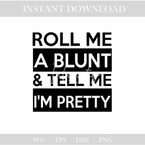 Puede incluir: Diseño gráfico de texto en blanco y negro con las palabras "Roll Me A Blunt & Tell Me I'm Pretty".