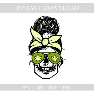 Peut inclure: Illustration d'un crâne noir et blanc avec un chignon, des lunettes de soleil vert citron avec des feuilles de cannabis et un bandeau assorti. Le texte "INSTANT DOWNLOAD" est en haut. Formats de fichiers : SVG, EPS, DXF et PNG en bas.
