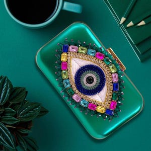 Bolsa tipo pasta feita à mão com detalhes em pedra natural – Elegância e funcionalidade