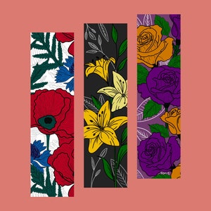 Peut inclure: Trois motifs de marque-pages floraux verticaux. Le premier marque-page présente des coquelicots rouges et des bleuets sur un fond blanc. Le deuxième marque-page présente des lys jaunes sur un fond noir. Le troisième marque-page présente des roses violettes et orange sur un fond violet.