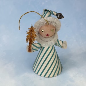 Decorazione natalizia retrò a righe in stile vintage: elfo con spazzola per bottiglie, decorazione per le feste.