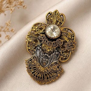 Broche vintage firmado por Jane Seymour: 1997, broche victoriano de filigrana dorada con diamantes de imitación (6,35 cm).