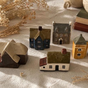 Juego de casas en miniatura de Mudlen End Studio / Cabañas de pueblo inglesas de cerámica hechas a mano (firmadas y numeradas)