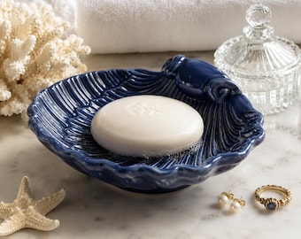 Vintage Japanse zeepschaal met blauwe schelp, schelpen trinketschaal kust, keramische ringhouder, badkamerdecor strandhuisje