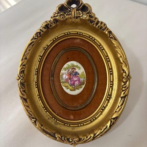 Gold verzierter Rahmen im französischen Stil im Zentrum auf Samt