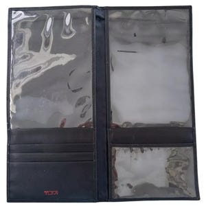 TUMI ブラックレザートラベルウォレット、クレジットカード、パスポート、免許証