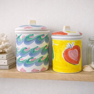 Elizabeth Barrett Roche Presentense „Tickled Pink“ – Handbemaltes Keramikdosen-Set (2er-Pack) mit Deckeln | Farbenfrohe Studiokeramik | Signiert